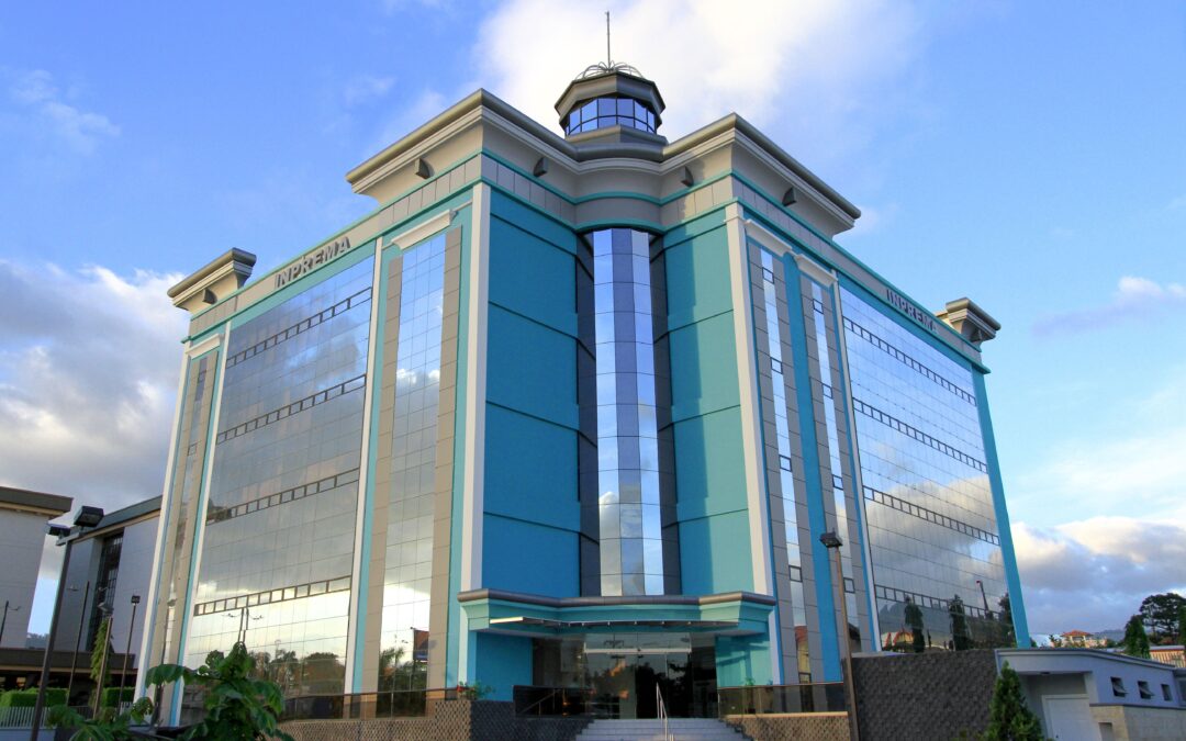 Construyendo una nueva historia institucional