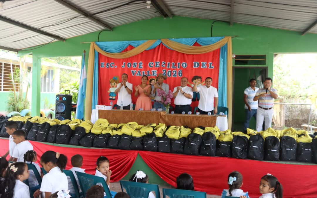 Entrega de kits escolares en Olancho y Valle